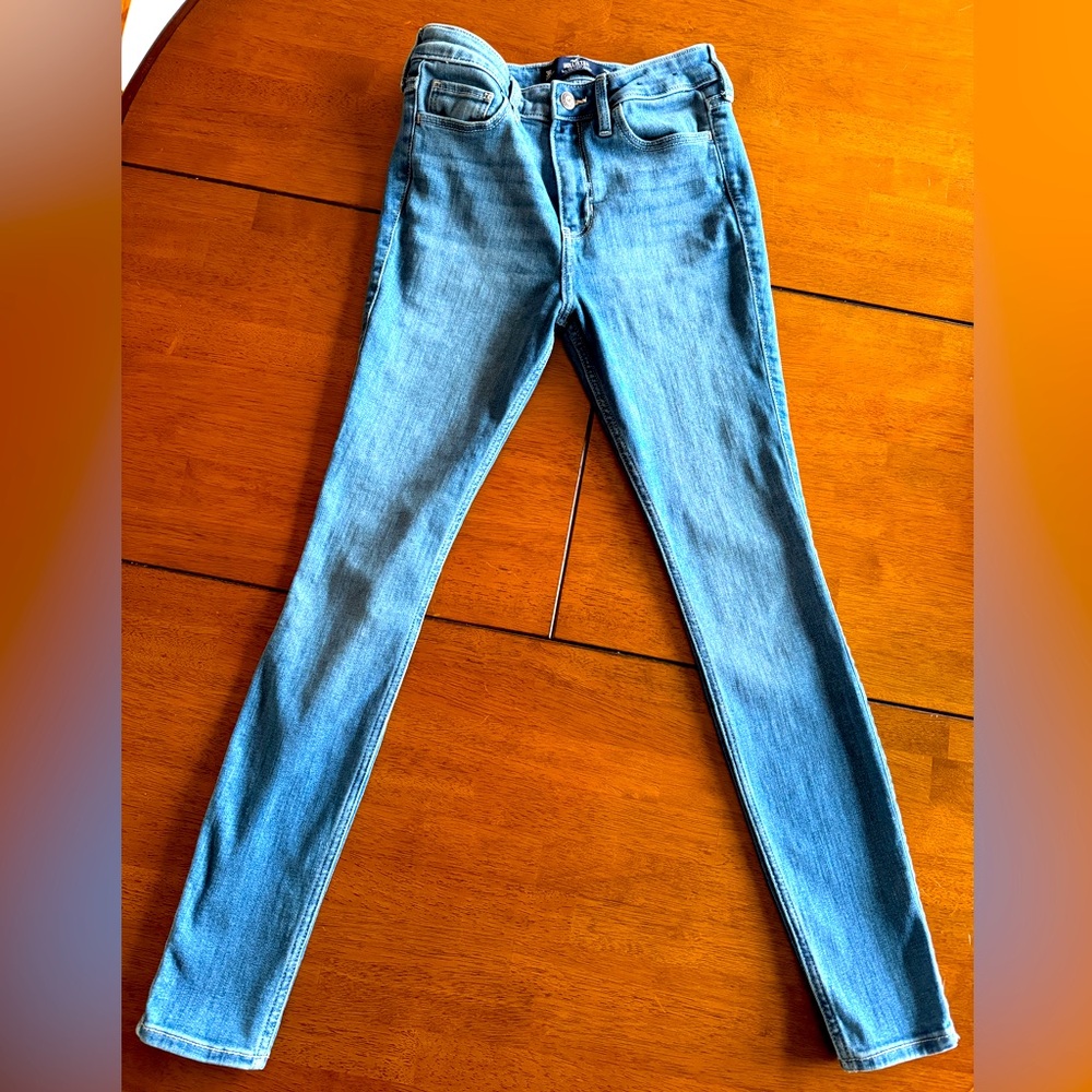 Hollister California high rise super skinny. Size 3R: w26 L28.